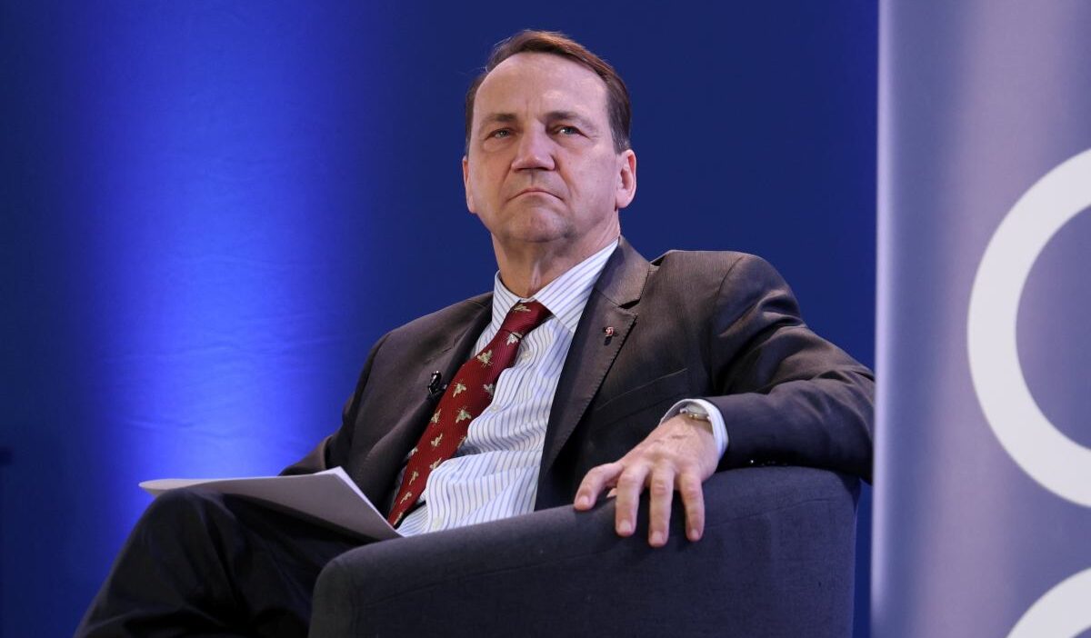 Sikorski polonya'nın ukrayna'ya desteğini açıkladı. "patlatılan her santimetre ray için bir milyon". 1 Sikorski polonya nin ukrayna ya destegini acikladi patlatilan her santimetre ray icin bir milyon 27565