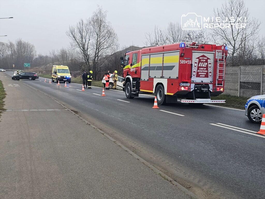 surucu hizini ayarlayamadi ve bir hendege carpti servis mudahale etti 31166