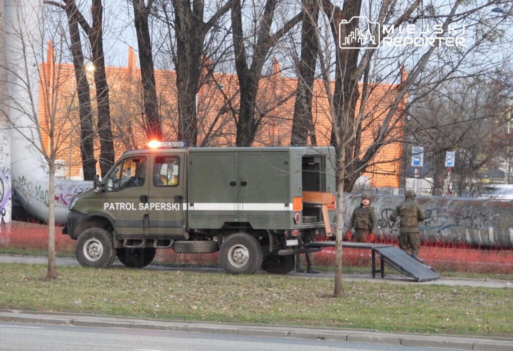Targówek'te bir ısıtma borusu alanında patlamamış bomba. Sapper devriyesi iş başında 1 Targ wek te bir isitma borusu alaninda patlamamis bomba sapper devriyesi is basinda 30622