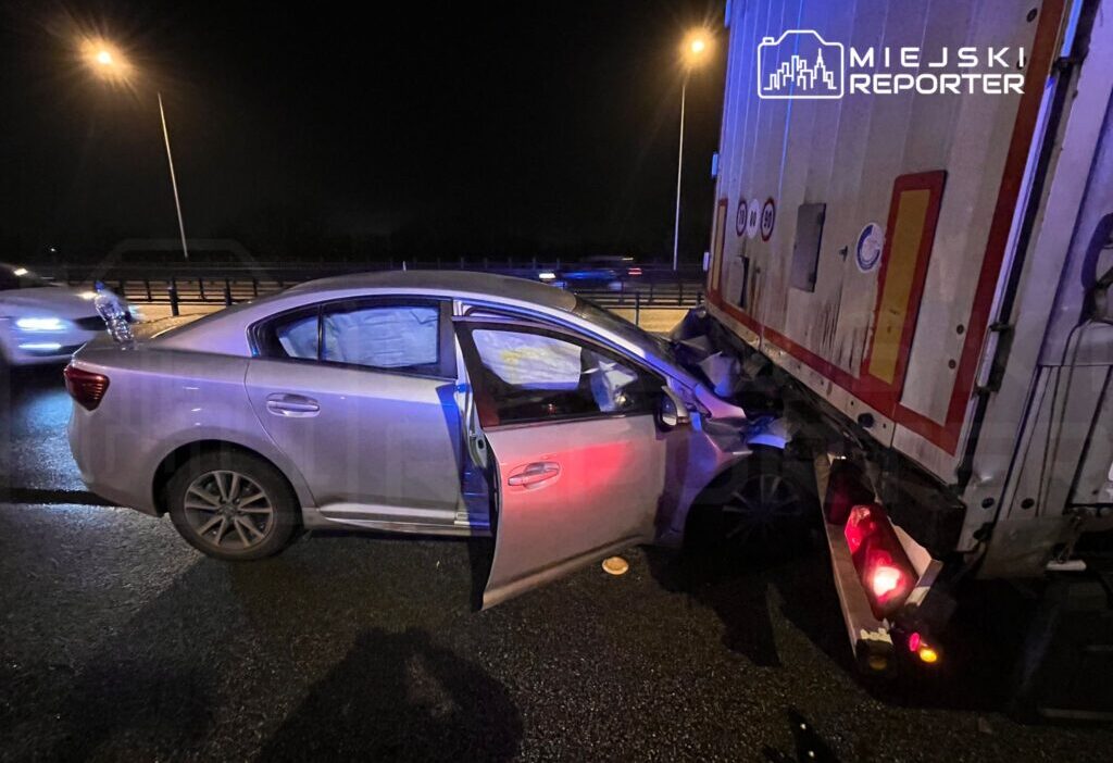 Toyota surucusu grot roweckiego koprusu uzerinde bir kamyona arkadan carpti 28808