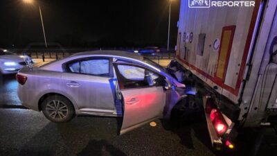 Toyota sürücüsü grot-roweckiego köprüsü üzerinde bir kamyona arkadan çarptı 4 Toyota surucusu grot roweckiego koprusu uzerinde bir kamyona arkadan carpti 28808