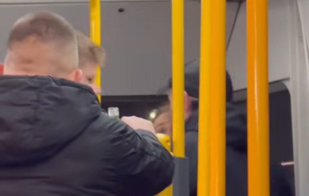 tramvayda ukraynaca konusuldugunu duydular ve sinirlendiler polis saldirinin faillerini gozaltina aldi 29912