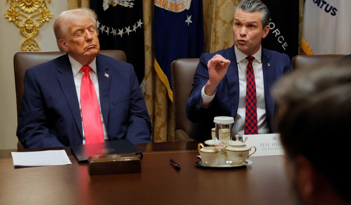 Trump formundan emin. Medya: kabine toplantısı sırasında uyuyakaldı 1 Trump formundan emin medya kabine toplantisi sirasinda uyuyakaldi 27477