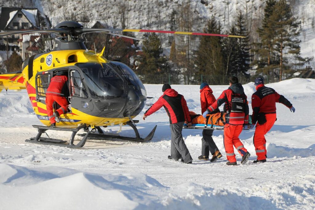 turist yaklasik 400 metre uctu tatra daglari nda askeri bir helikopter mudahale etti 28277
