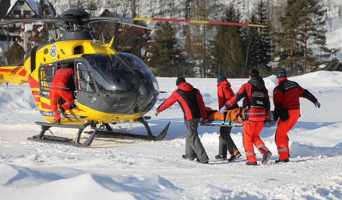 Turist yaklasik 400 metre uctu tatra daglari nda askeri bir helikopter mudahale etti 28277