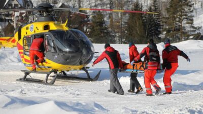 Turist yaklasik 400 metre uctu tatra daglari nda askeri bir helikopter mudahale etti 28277
