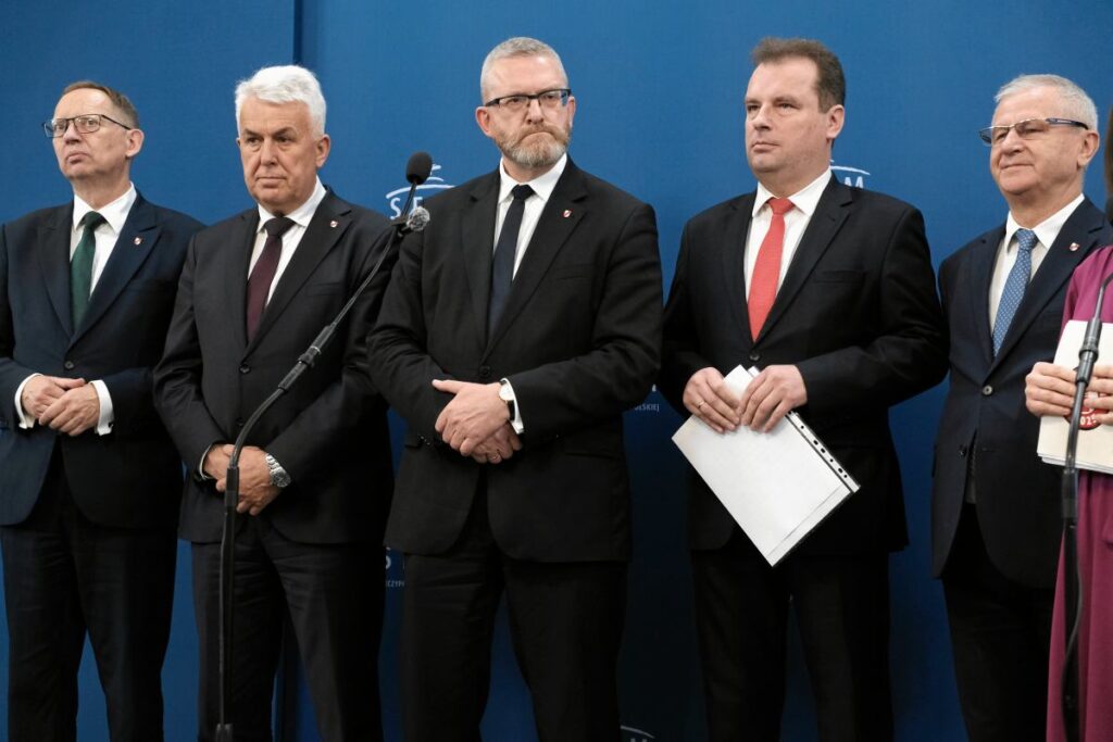 tusk braun u otlatacak kaczynski yi batirma planinin boyle gorunmesi gerekiyor pis icin ciddi bir ikilem 31510