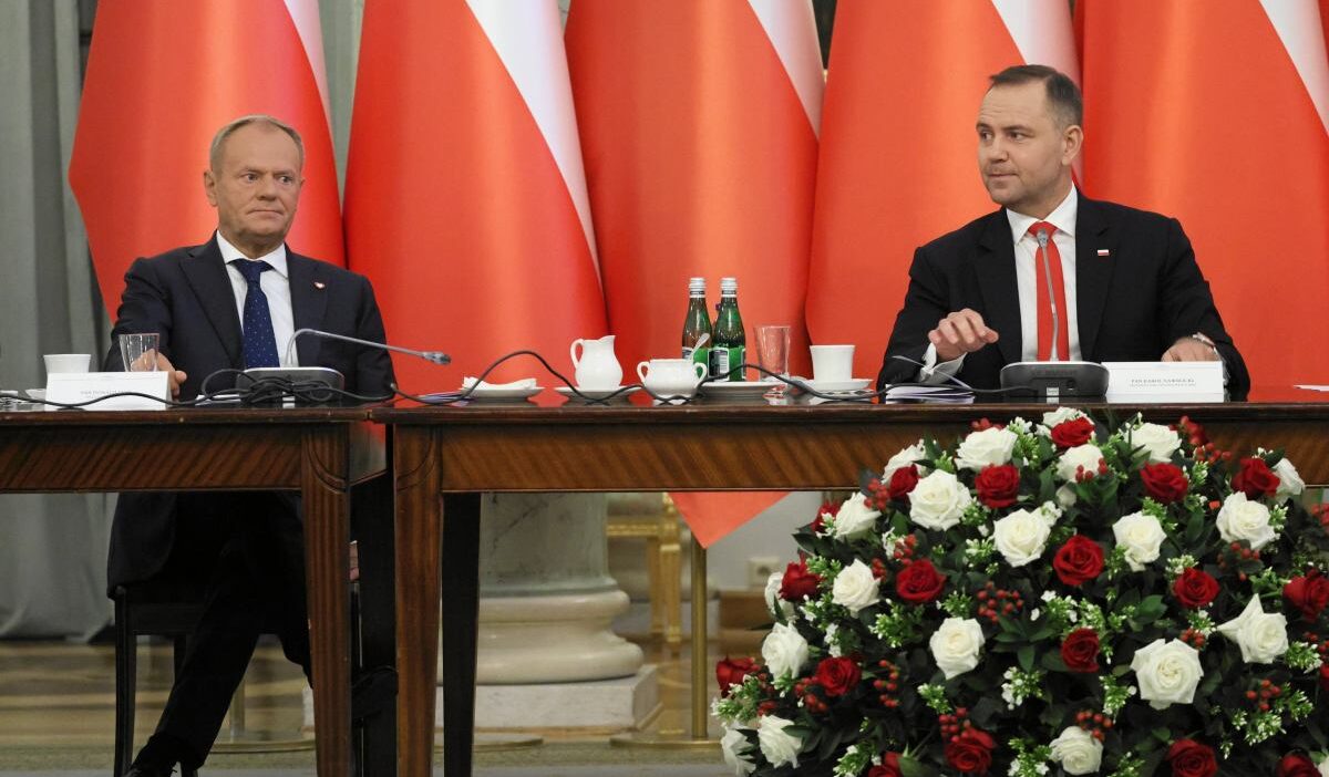 Tusk hukuk ve adalet ile konfederasyon a yuklendi nawrocki zincirin cekilip cikarilmasini istiyorum mr 28428