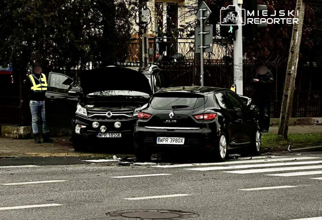 Ursus ta bir kavsakta kaza yarali surucu hastaneye kaldirildi 28130