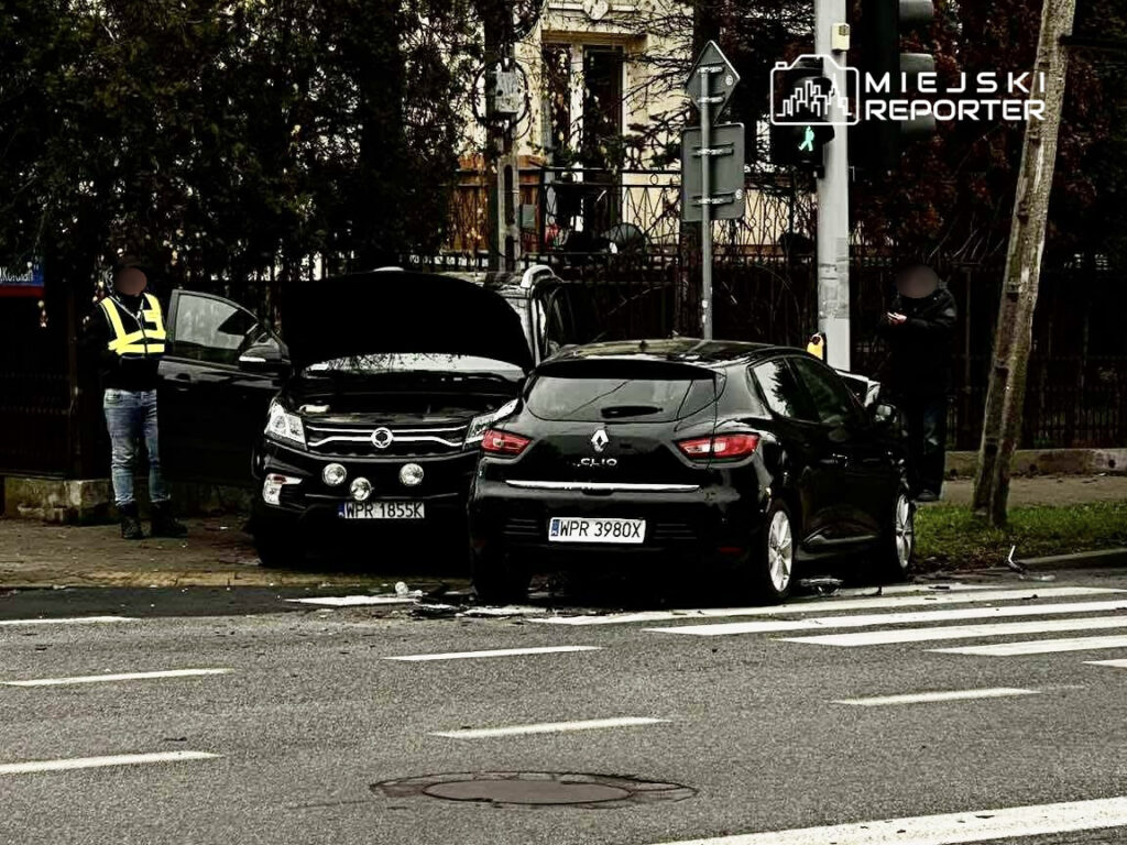 ursus ta bir kavsakta kaza yarali surucu hastaneye kaldirildi 28130