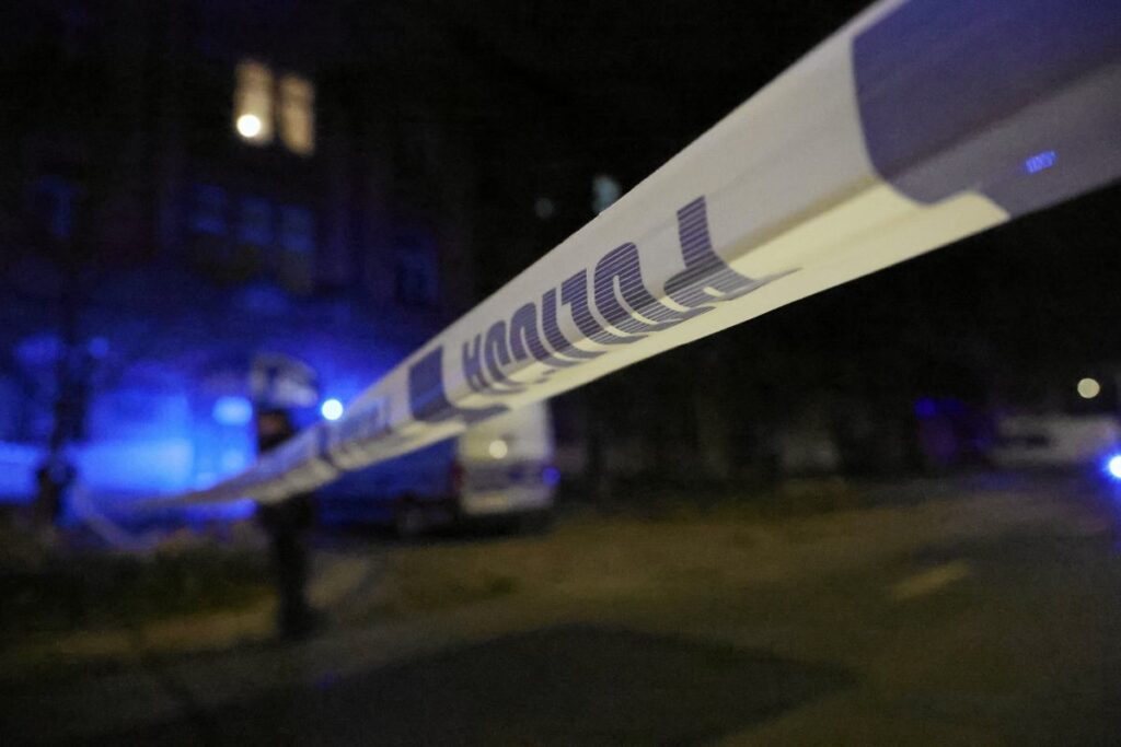 varsova da bir adam balkonda ayagi kaydi bir adam balkonda ayagi kaydi korkuluklarin uzerinden dustu ve oldu 32538