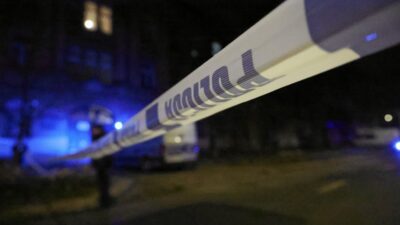 Varsova da bir adam balkonda ayagi kaydi bir adam balkonda ayagi kaydi korkuluklarin uzerinden dustu ve oldu 32538