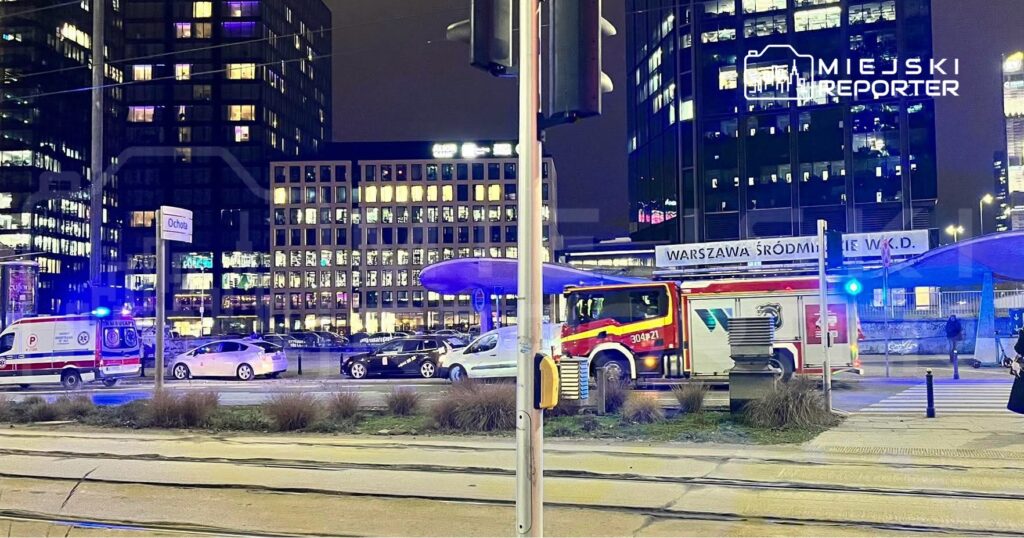 Varsova da bir istasyonda iki tren carpisti yaralilar var acil servis ekipleri olay yerinde calisiyor 31802