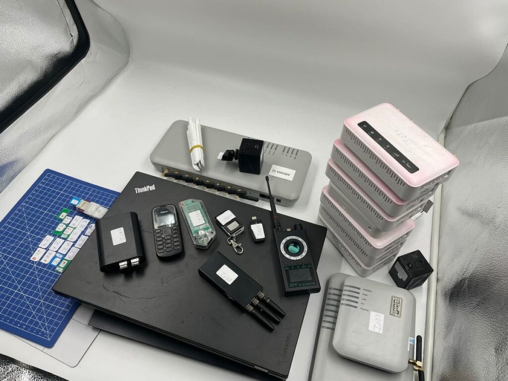 varsova nin merkezinde gizli casus ekipmanlari ortaya cikti uc kisi gozaltina alindi 28347