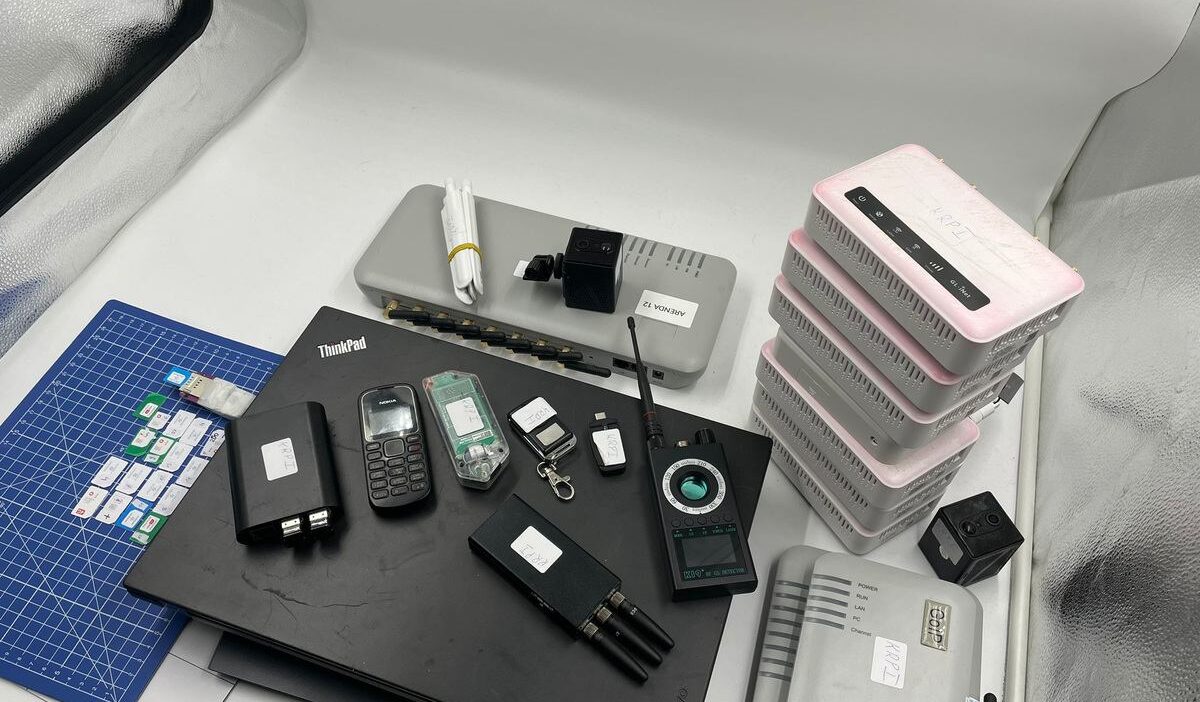 Varşova'nın merkezinde gizli casus ekipmanları ortaya çıktı. Üç kişi gözaltına alındı 1 Varsova nin merkezinde gizli casus ekipmanlari ortaya cikti uc kisi gozaltina alindi 28347