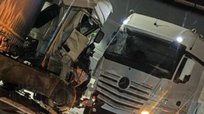 Varsova yakinlarinda iki kamyon kafa kafaya carpisti yol kapatildi 28783