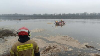 Vistula'da balık tutarken yaşanan trajedi. Üç kişinin bulunduğu bir tekne alabora oldu. Adamlardan biri boğuldu. 3 Vistula da balik tutarken yasanan trajedi uc kisinin bulundugu bir tekne alabora oldu adamlardan biri boguldu 28382