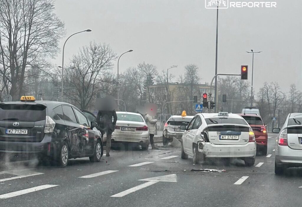 W ochy de 5 arac arasinda carpisma uc yolcu tasima araci parcalandi trafikte zorluklar yasaniyor 32515