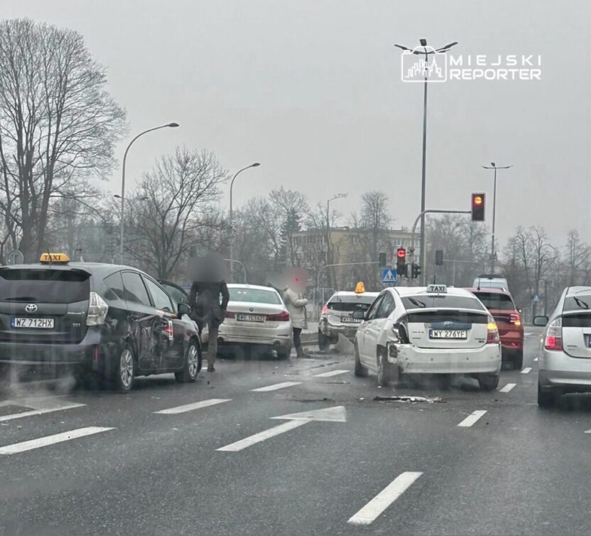 W ochy de 5 arac arasinda carpisma uc yolcu tasima araci parcalandi trafikte zorluklar yasaniyor 32524