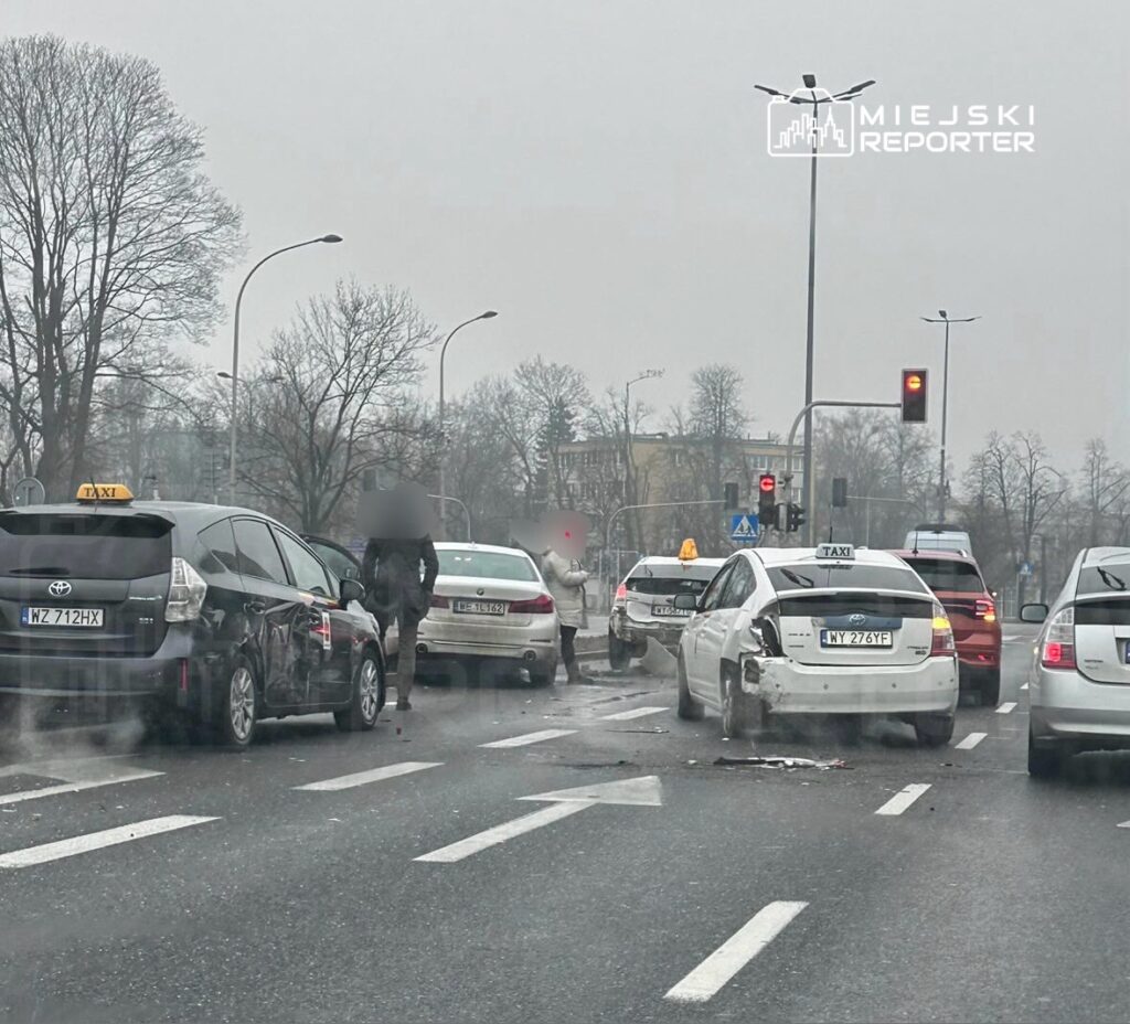 w ochy de 5 arac arasinda carpisma uc yolcu tasima araci parcalandi trafikte zorluklar yasaniyor 32524