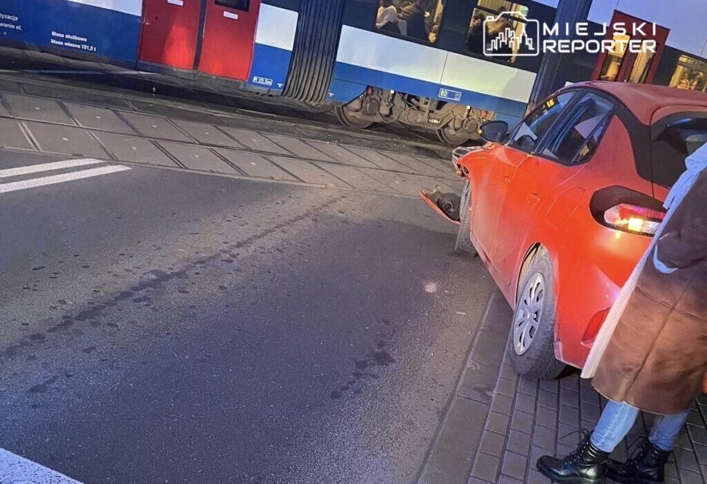 Wkd treni ile carpisma arac istasyondan hareket eden trenin altina girdi 30279