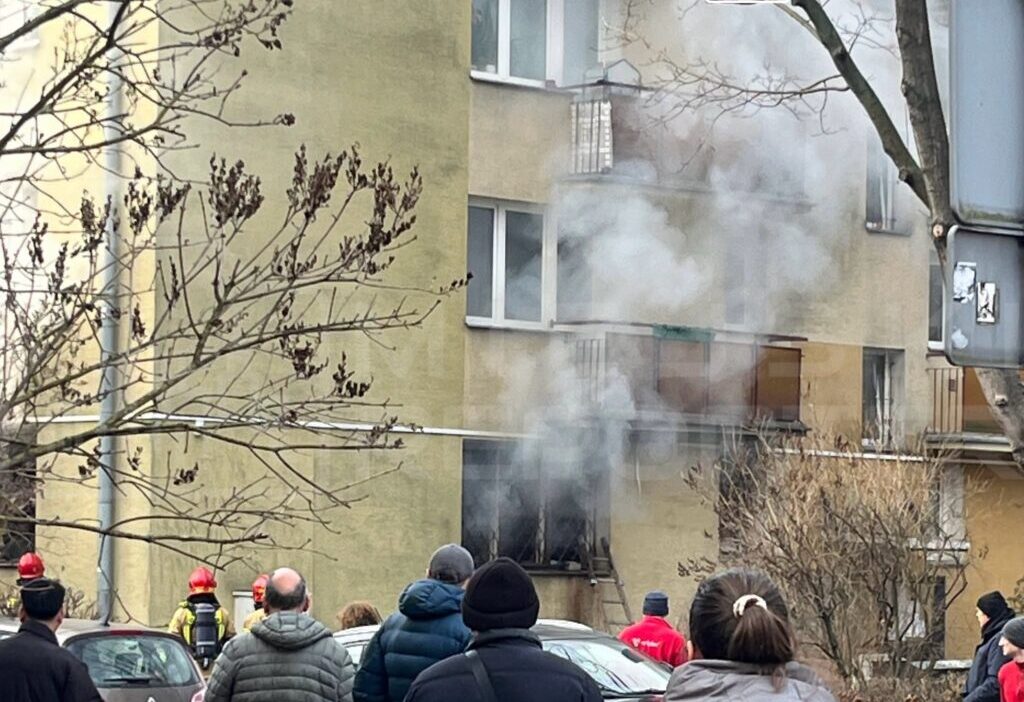 Wola da bir apartman dairesinde yangin bir kadin ve iki kedi kurtarildi 28445