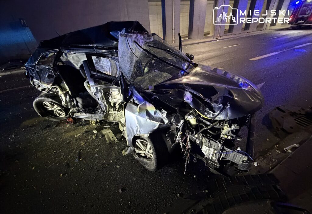 Wola da urkutucu noel gunu kazasi i ki kisi arabada sikismis biri hayata donduruldu yol kapandi 32301