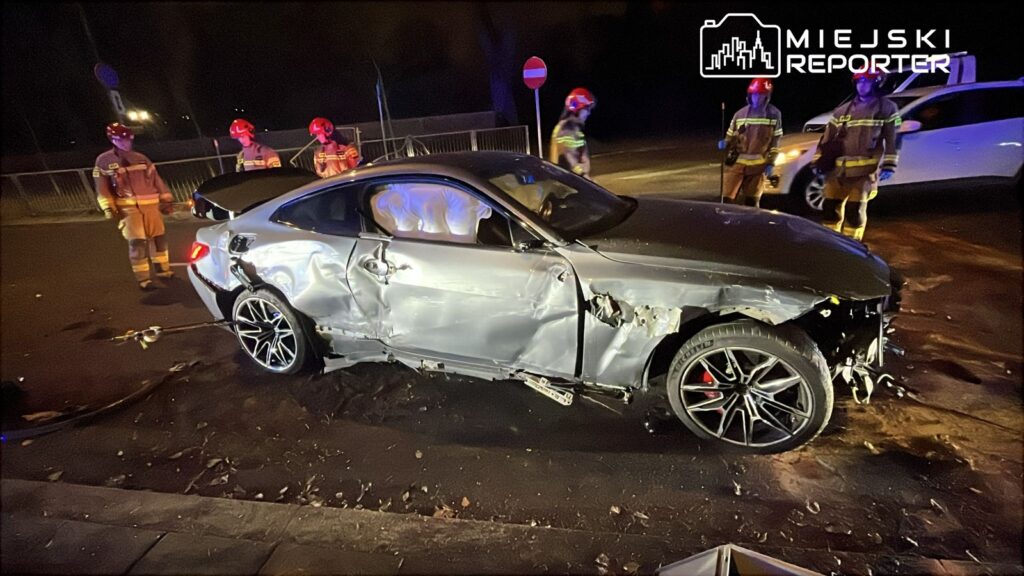 Yarım milyon dolarlık spor bmw'siyle çılgına döndü. Kontrolü kaybetti ve bir volvo'ya kafa kafaya çarptı. 1 Yarim milyon dolarlik spor bmw siyle cilgina dondu kontrolu kaybetti ve bir volvo ya kafa kafaya carpti 31601