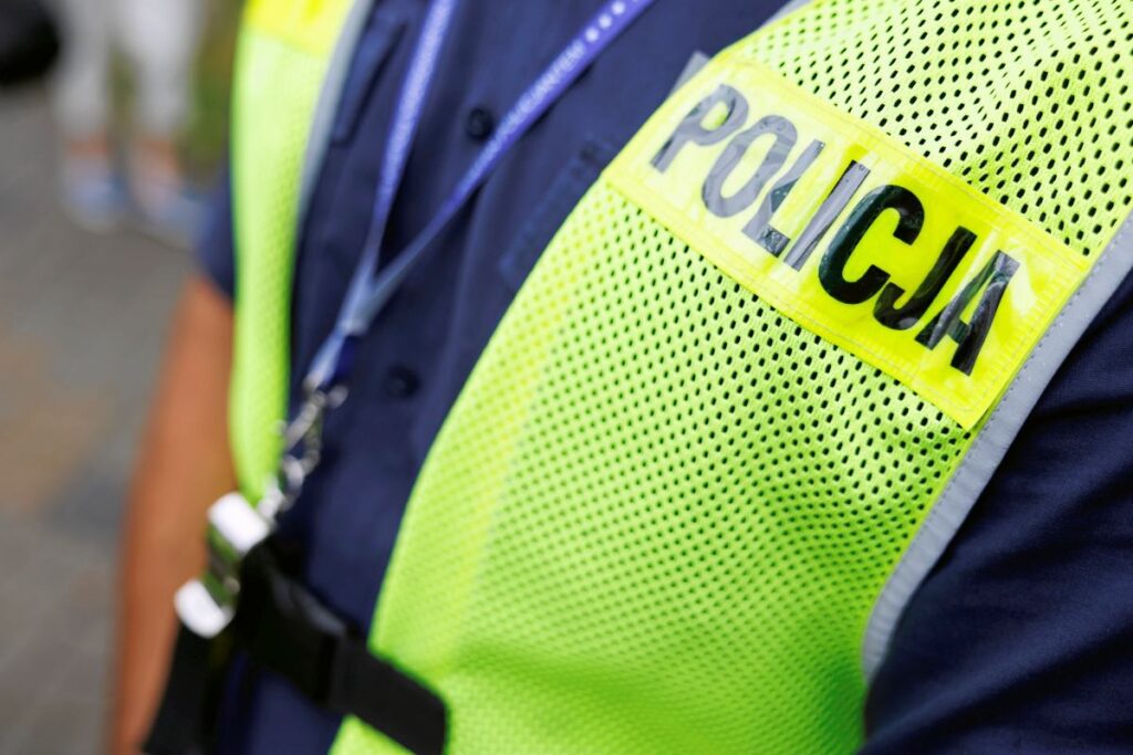 yasli vatandaslar bir milyon zloti kaybetti parayi kapinin disinda birakmislar 30362