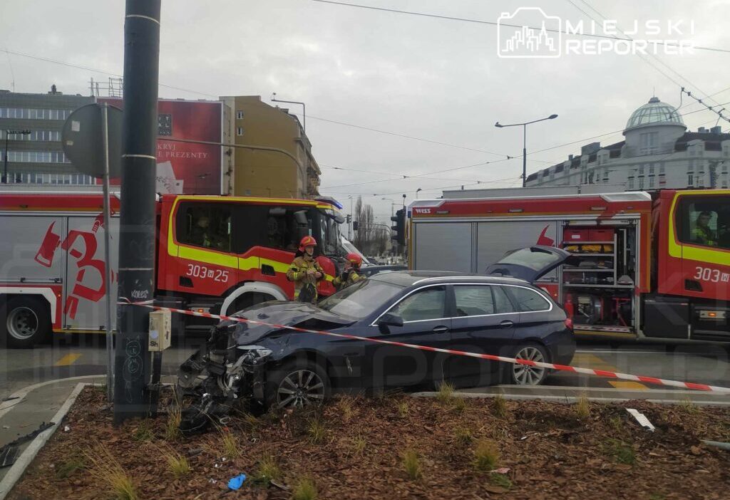 Zawiszy meydani nda iki arac carpisti araclardan biri trafik lambasina carpti 29830