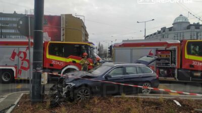 Zawiszy meydani nda iki arac carpisti araclardan biri trafik lambasina carpti 29830