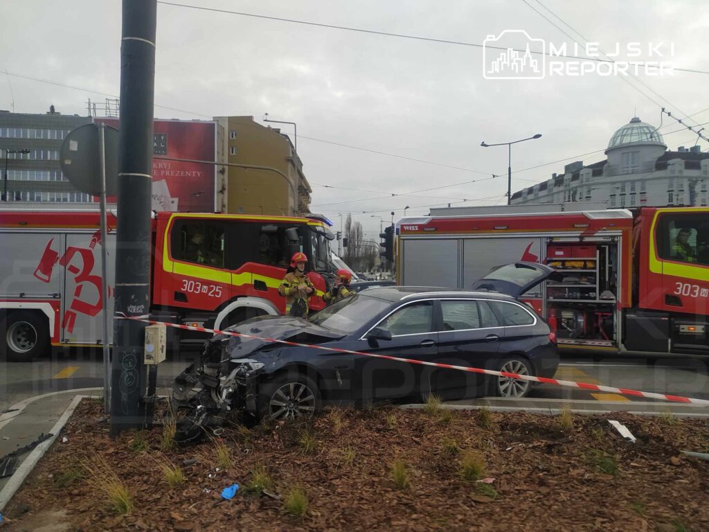 zawiszy meydani nda iki arac carpisti araclardan biri trafik lambasina carpti 29830