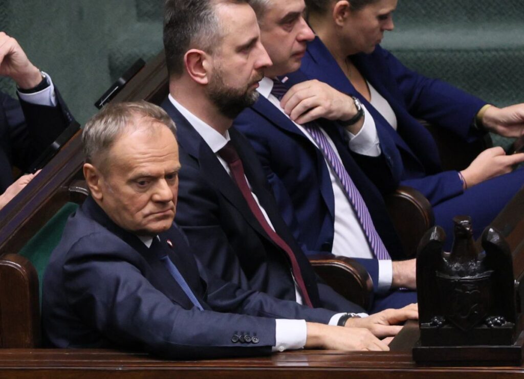 zincirleme yasa oylamasindan sonra firtina tusk kaczy ski nin sembolik teslimiyeti 30702