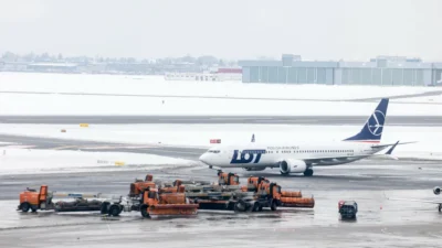 Kotu hava varsovadaki hava trafigini felc etti seferler iptal modlinde ucaklar beklemede