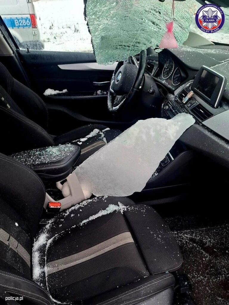 Olawa Yakinlarinda Buz Kutlesi Kazaya Neden Oldu TIR Surucusu Kacti Iki Kisi Agir Yaralandi