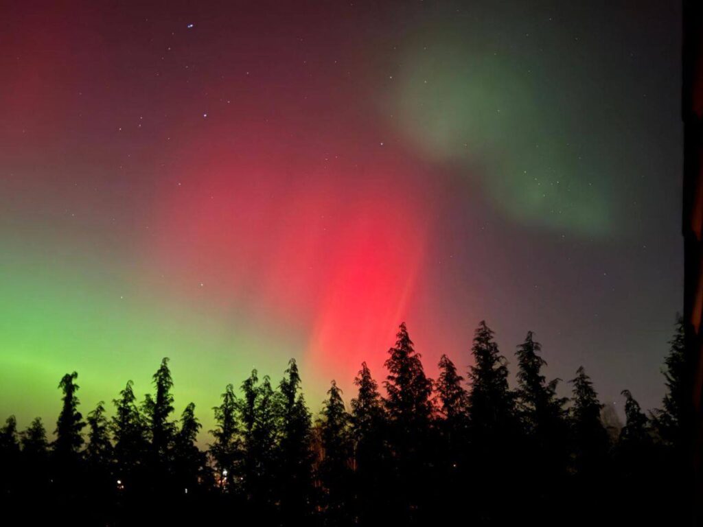 Polonya Semalarinda Gorsel Solen Kuzey Isiklari Gozle Goruldu