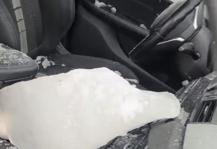 Oława yakınlarında buz kütlesi kazaya neden oldu: tir sürücüsü kaçtı, i̇ki kişi ağır yaralandı 2 Screenshot 1 1
