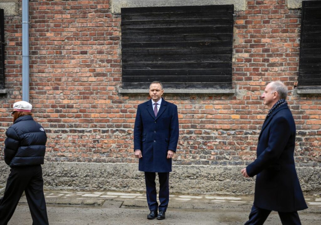 auschwitz toreninde cumhurbaskani na yonelik elestiriler 39752