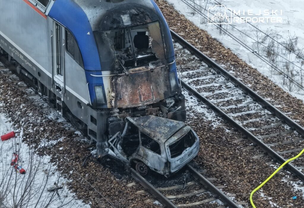 Błonie'de demiryolu geçidinde tren çarpışması: teknik arıza nedeniyle raylara sıkışan otomobile i̇ki tren çarptı 1 B onie de demiryolu gecidinde tren carpismasi teknik ariza nedeniyle raylara sikisan otomobile i ki tren carpti 37873