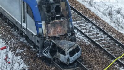 Błonie'de demiryolu geçidinde tren çarpışması: teknik arıza nedeniyle raylara sıkışan otomobile i̇ki tren çarptı 3 B onie de demiryolu gecidinde tren carpismasi teknik ariza nedeniyle raylara sikisan otomobile i ki tren carpti 37873