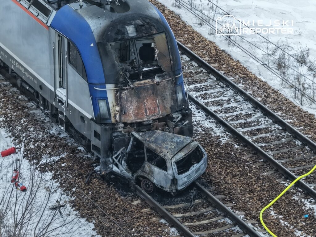 b onie de demiryolu gecidinde tren carpismasi teknik ariza nedeniyle raylara sikisan otomobile i ki tren carpti 37873