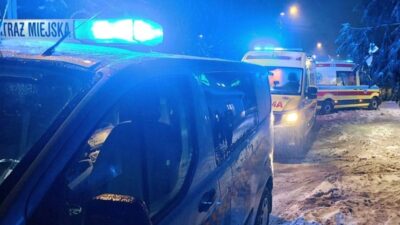 Belediye zabitasi ve i ki ambulans ekibi donma tehdidi altindaki adami kurtarmak i cin yaklasik bir saat mucadele etti 33687