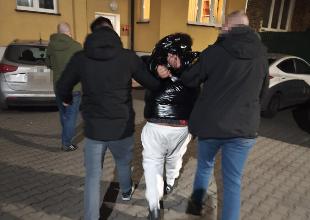 Bıçakla ceket çalan genç şüpheli yakalanıp tutuklandı 1 Bicakla ceket calan genc supheli yakalanip tutuklandi 33666