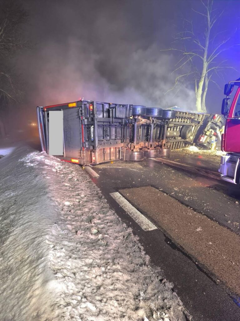 dk60 yolu ciechan w cikisinda kamyon kazasi sonucu tamamen kapatildi 38713