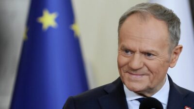 Donald tusk, woşp i̇çin altın ayakkabılarını açık artırmaya koydu 3 Donald tusk wosp i cin altin ayakkabilarini acik artirmaya koydu 33766
