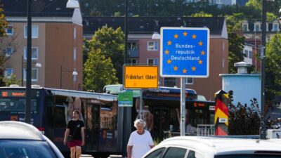 Frankfurt s ubice koprusunde aylardir gorunen polonya bayraklari 33366