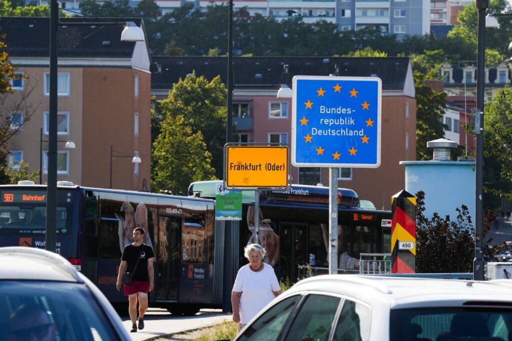 frankfurt ve s ubice arasindaki sinir koprusunde aylardir polonya bayraklari 33304