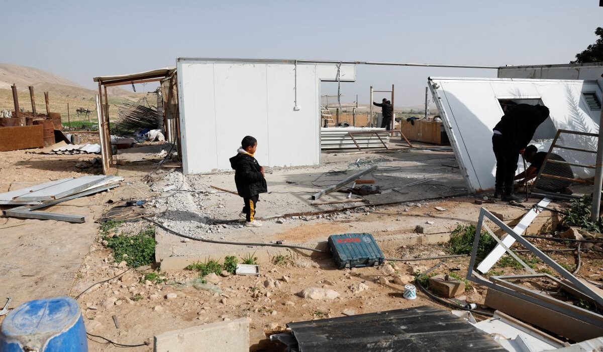 Güney ürdün vadisi'nin son büyük bedevi köyü ras ein al-audża'dan tahliye edildi 1 Guney urdun vadisi nin son buyuk bedevi koyu ras ein al aud a dan tahliye edildi 39423