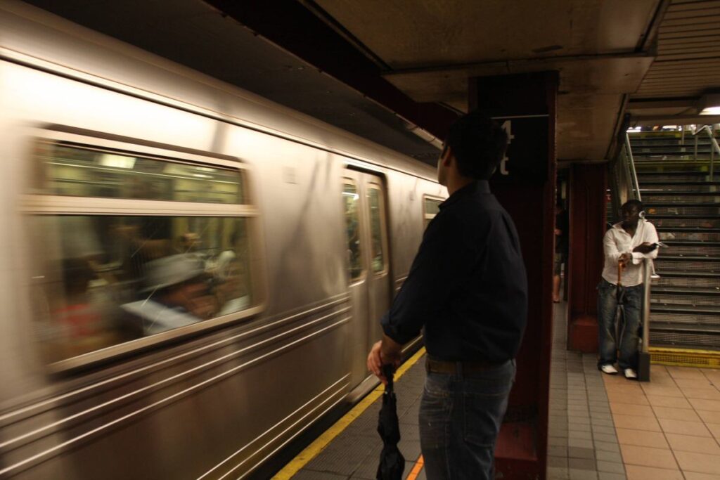 hamburg da dehset bir kisi tanimadigi kadini metro treninin onune atip kendisiyle birlikte canina kiydi 40654