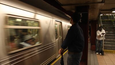 Hamburg da dehset bir kisi tanimadigi kadini metro treninin onune atip kendisiyle birlikte canina kiydi 40654